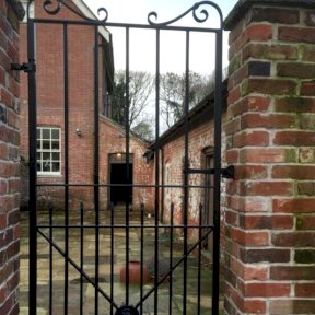 Bespoke Single Gate Full Height
